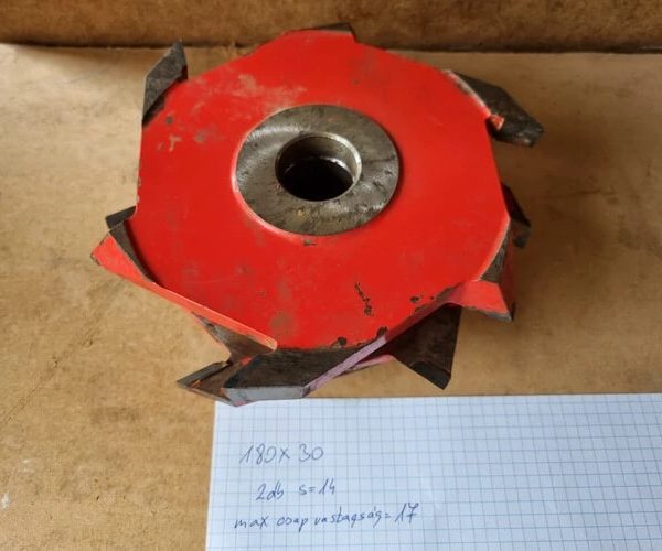 Állítható csapozó marókés